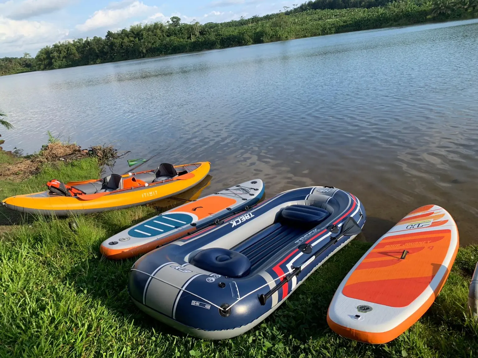 Kayaks, planches et embarcation au bord du lac sur le site AQUITANIA