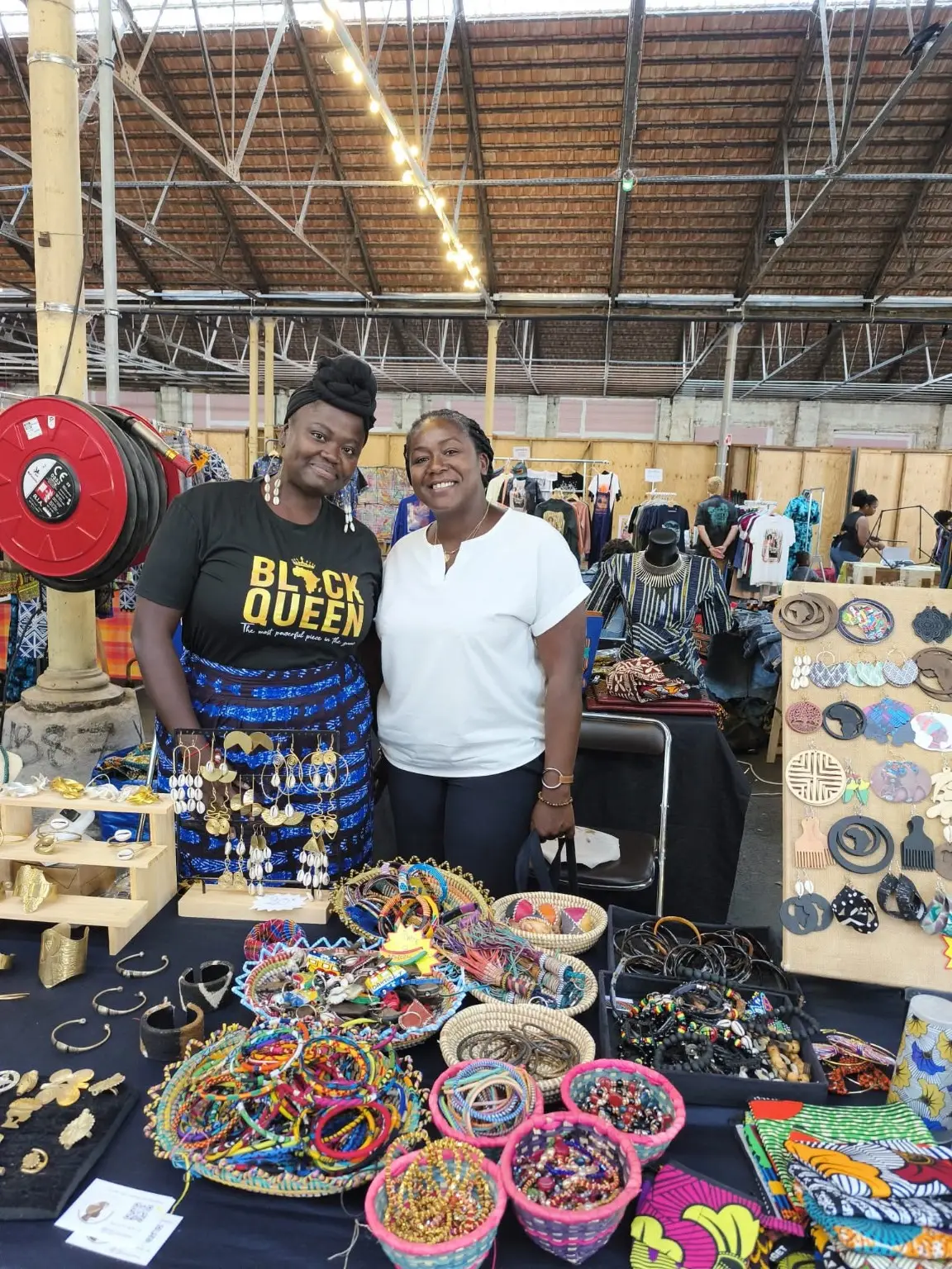 Deux femmes présentant des créations artisanales lors d’un événement