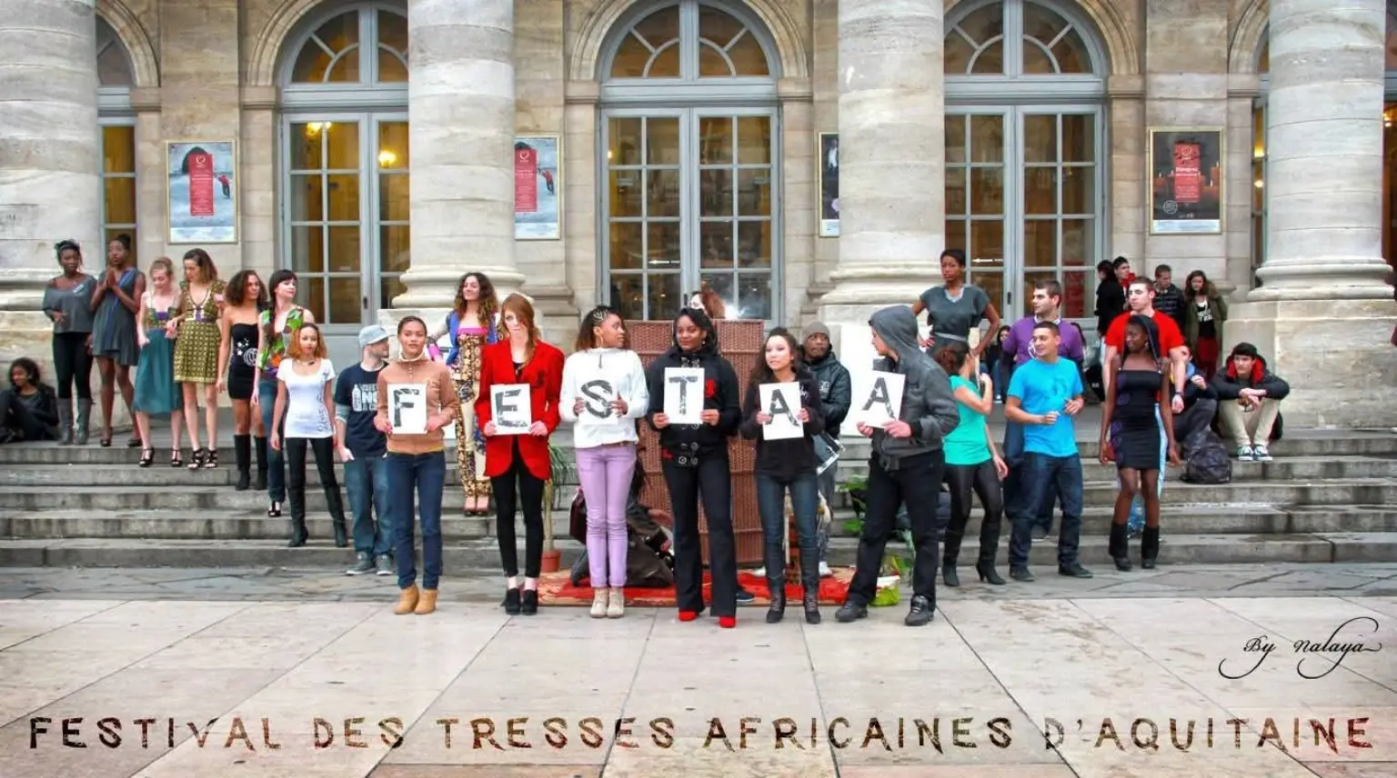Participants réunis devant le Grand Théâtre de Bordeaux lors du Festival des Tresses Africaines d’Aquitaine