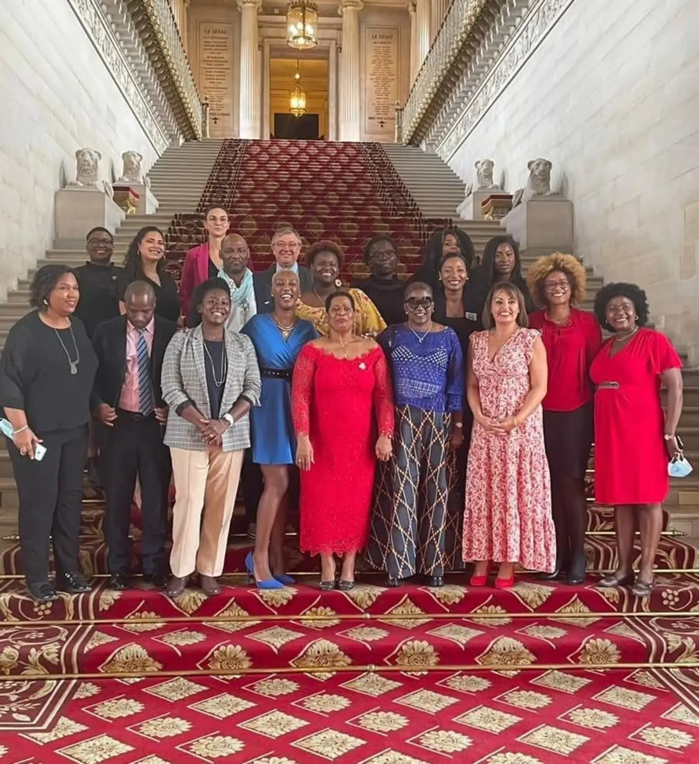 Membres d’un réseau associatif réunis dans un cadre institutionnel