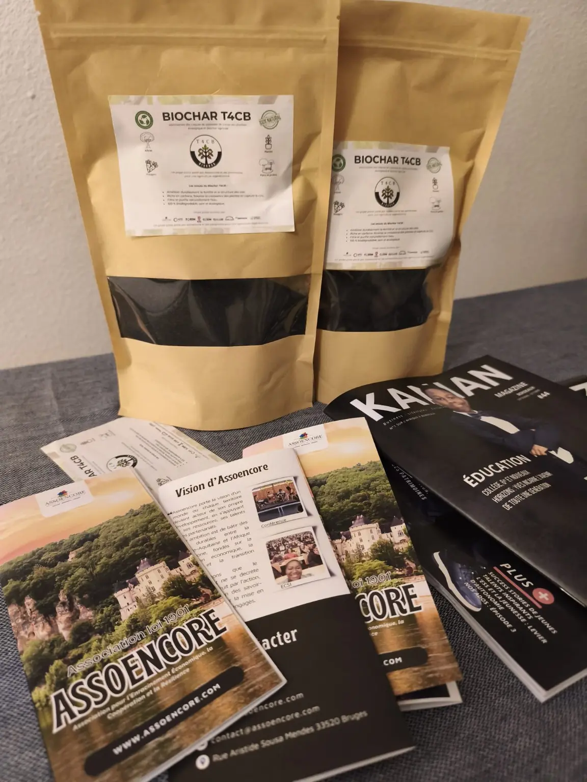 Sachets de biochar T4CB présentés avec les supports d’Assoencore